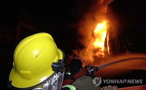 이스라엘 공습에 당한 호데이다 항구[후티 계열 알마시라TV 화면 캡처 EPA=연합뉴스. 재판매 및 DB 금지]
