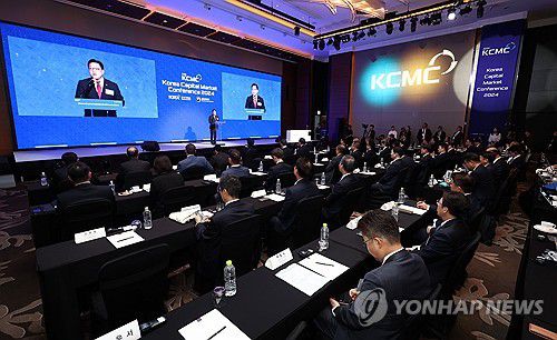 축사하는 김병환 금융위원장(서울=연합뉴스) 김인철 기자 = 김병환 금융위원장이 4일 서울 영등포구 콘래드호텔에서 열린 한국거래소 한국자본시장 콘퍼런스(Korea Capital Market Conference) 2024에서 축사를 하고 있다. 2024.11.4 yatoya@yna.co.kr