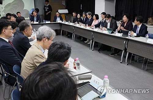 교육부-의대학장단 간담회(서울=연합뉴스) 이정훈 기자 = 30일 서울 종로구 서울대학교 치과병원에서 교육부-의대학장단 간담회가 열리고 있다. 2025.4.30 uwg806@yna.co.kr