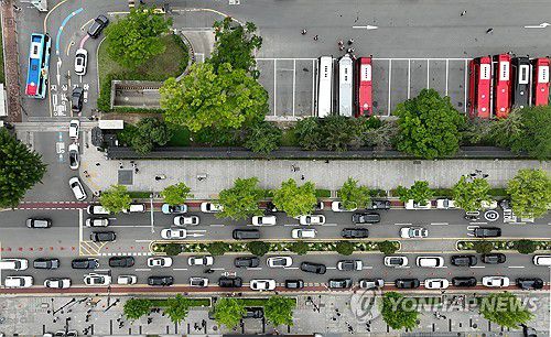 어린이날, 붐비는 경복궁 일대(서울=연합뉴스) 김도훈 기자 = 어린이날인 5일 서울 경복궁 일대가 휴일을 맞아 나들이 나온 차량으로 붐비고 있다. 2025.5.5   superdoo82@yna.co.kr