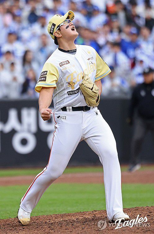 한화, 30경기 이상 기준 18년 만에 1위(서울=연합뉴스) 5일 대전 한화생명볼파크에서 열린 프로야구 삼성과 한화의 경기. 한화 마무리 김서현이 삼진으로 팀의 3-1 승리를 결정지은 뒤 환호하고 있다.     이날 승리로 7연승을 달성한 한화는 LG와 함께 공동선두에 올랐다. 한화가 '시즌 30경기 이상을 치른 시점'에서 1위에 오른 건, 무려 18년 만이다. 2025.5.5 [한화 이글스 제공. 재판매 및 DB 금지] photo@yna.co.kr