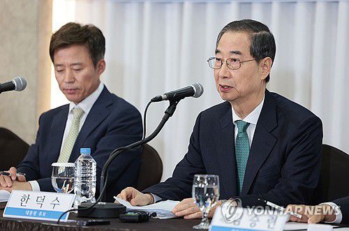 관훈토론회 기조연설하는 한덕수 후보(서울=연합뉴스) 김인철 기자 = 무소속 한덕수 대통령선거 예비후보가 6일 서울 중구 코리아나호텔에서 열린 관훈토론회에서 기조연설을 하고 있다. 2025.5.6 yatoya@yna.co.kr