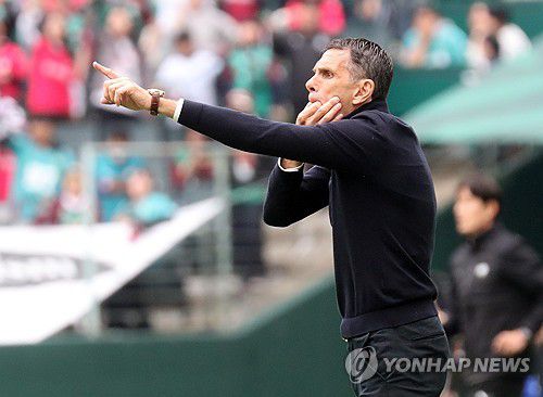 전북 현대 감독 작전 지시(전주=연합뉴스) 최영수 기자 = 6일 전주월드컵경기장에서 벌어진 프로축구 K리그1. 전북 현대 포엣 감독이 대전과 경기에서 작전을 지시하고 있다. 2025.5.6 kan@yna.co.kr