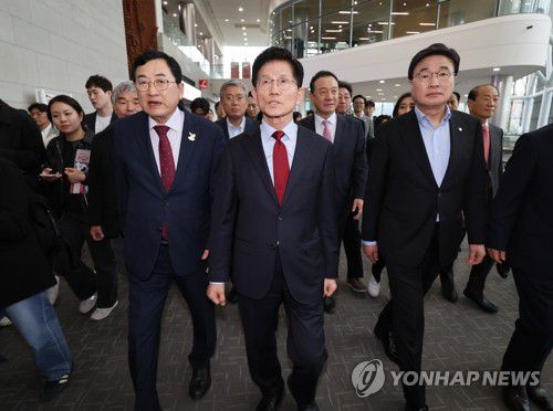 APEC 회의장 찾은 김문수 후보(경주=연합뉴스) 서명곤 기자 = 국민의힘 김문수 대선 후보가 6일 아시아태평양경제협력체(APEC) 회의장인 경북 경주시 경주화백컨벤션센터를 찾아 초선·재선 대표인 김대식의원(오른쪽)과 주낙영 경주시장(왼쪽)과 이동하고 있다. 2025.5.6 seephoto@yna.co.kr