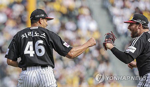 LG 치리노스 깔끔하게 7회 마무리(서울=연합뉴스) 황광모 기자 = 6일 서울 송파구 잠실야구장에서 열린 2025 프로야구 LG와 두산의 경기. LG 선발 치리노스가 7회말 2사 주자 2루에서 두산 타자 오명진의 땅볼을 직접 아웃처리 한 뒤 오스틴과 하이파이브를 하고 있다. 2025.5.6 hkmpooh@yna.co.kr