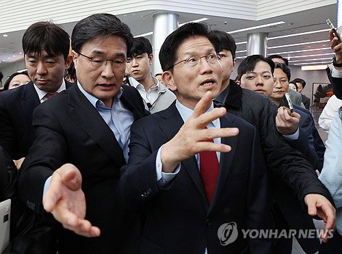 김문수 후보 일정 중단(경주=연합뉴스) 서명곤 기자 = 국민의힘 김문수 대선 후보가 6일 아시아태평양경제협력체(APEC) 회의장인 경북 경주시 경주화백컨벤션센터에서 국민의힘 재선 의원 모임 간사인 엄태영 의원과 초선 의원 모임 간사인 김대식 의원의 방문을 받고 일정 중단을 선언한 뒤 이동하고 있다. 2025.5.6 seephoto@yna.co.kr