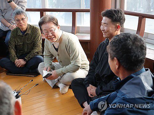 최연소 이장 만난 이재명 후보(장수=연합뉴스) 류영석 기자 = 더불어민주당 이재명 대선 후보가 '골목골목 경청투어:국토종주편'에 나선 6일 전북 장수군 오옥마을을 찾아 국내 최연소 이장인 정민수 이장을 비롯한 주민 어르신들과 간담회를 하고 있다. 2025.5.6 ondol@yna.co.kr
