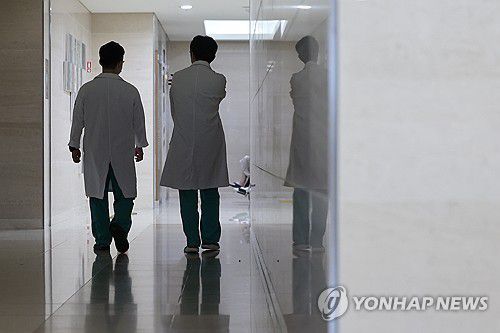병원의 의사들 (서울=연합뉴스) 신현우 기자 = 23일 서울 시내 한 대학병원에서 의료진이 이동하고 있다. 2024.7.23 nowwego@yna.co.kr