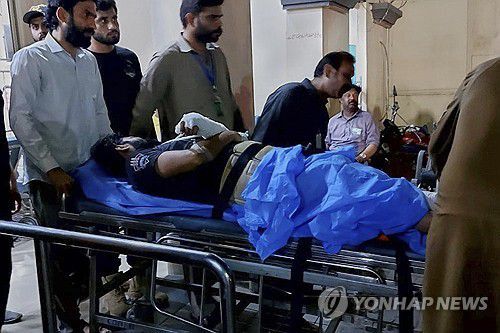 미사일 공격 부상자 이송7일(현지시간) 파키스탄 한 병원에서 인도 미사일 공격으로 부상한 것으로 추정되는 남성이 이송되고 있다. [AP 연합뉴스. 재판매 및 DB 금지]