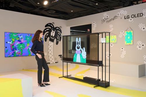 LG전자, '프리즈 뉴욕' 참가(서울=연합뉴스) LG전자가 세계적인 아트페어 '프리즈 뉴욕'에 참가해 2025년형 LG 올레드 에보(evo) 등 TV 신제품의 압도적 화질로 표현한 팝아트를 선보인다. 모델이 LG 시그니처 올레드 T의 투명한 화면을 통해 재생되는 팝아트를 감상하고 있다. 2025.5.7. [LG전자 제공. 재판매 및 DB 금지]
