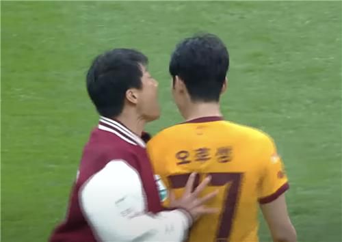 오후성 밀치는 이정효[연합뉴스TV 캡처. 재판매 및 DB 금지]