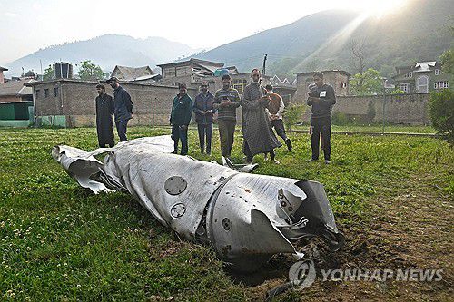 인도·파키스탄 무력충돌(우얀[인도] AFP=연합뉴스) 인도령 카슈미르 스리나가르 인근 우얀에서 사람들이 손상된 항공기 부품을 살펴보고 있다. 2025.5.7. photo@yna.co.kr