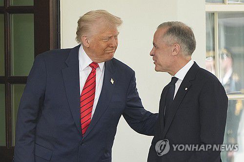 카니 캐나다 총리를 환영하는 트럼프 미국 대통령(워싱턴 AP=연합뉴스) 도널드 트럼프 미국 대통령이 6일(현지시간) 백악관을 방문한 마크 카니 캐나다 총리를 맞이하고 있다. 2025.5.6