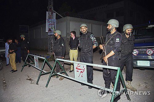 인도·파키스탄 충돌7일 파키스탄령 카슈미르 무자파라바드 인근에서 파키스탄 경찰들이 인도 미사일 공격을 받은 것으로 보이는 지역을 봉쇄하고 있다. [AP 연합뉴스 자료사진. 재판매 및 DB 금지]