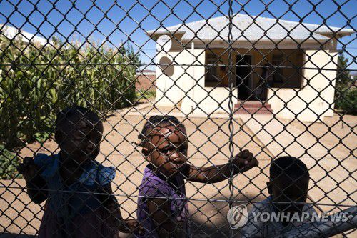 남아공 빈곤 지역의 어린이들[EPA=연합뉴스 자료사진. 재판매 및 DB 금지]