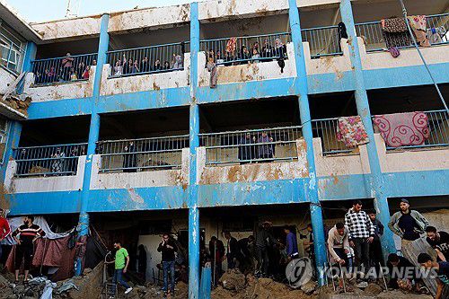 이스라엘의 폭격에 당한 가자지구 난민 시설[로이터=연합뉴스]