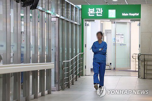 '사직 전공의들 돌아올까'(서울=연합뉴스) 김성민 기자 = 서울 한 대형병원에서 의료 관계자가 이동하고 있다. 2025.1.10 ksm7976@yna.co.kr