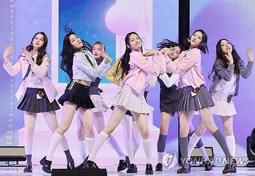 하츠투하츠 첫 번째 싱글 발표(서울=연합뉴스) 이재희 기자 = 걸그룹 하츠투하츠(Hearts2Hearts)가 24일 서울 광진구 예스24라이브홀에서 열린 첫 번째 싱글 언론 공개회에서 타이틀 곡 '더 체이스'를 선보이고 있다. 2025.2.24 scape@yna.co.kr