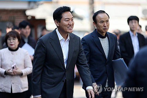 오세훈 서울시장, 소규모 재건축 현장점검(서울=연합뉴스) 윤동진 기자 = 오세훈 서울시장이 17일 '규제철폐 33호 수혜지’ 서울 오류동 화랑주택 소규모 재건축 추진단지 현장점검을 하고 있다. 2025.3.17 mon@yna.co.kr