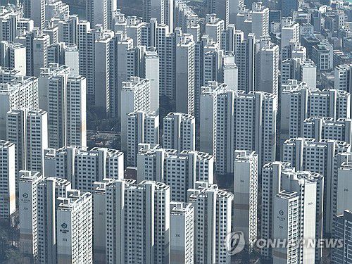 토허제 적용 앞둔 강남3구 아파트(서울=연합뉴스) 류영석 기자 = 서울의 강남 3구와 용산구에 대한 토지거래허가구역(토허제) 적용을 하루 앞둔 23일 서울 송파구 일대 아파트 단지 모습. 2025.3.23 ondol@yna.co.kr