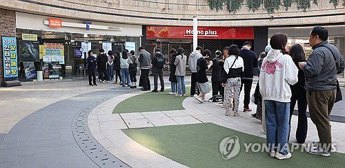 서울 시내 한 SKT 대리점에 시민들이 줄을 서서 유심 교체를 기다리는 모습[연합뉴스 자료사진]