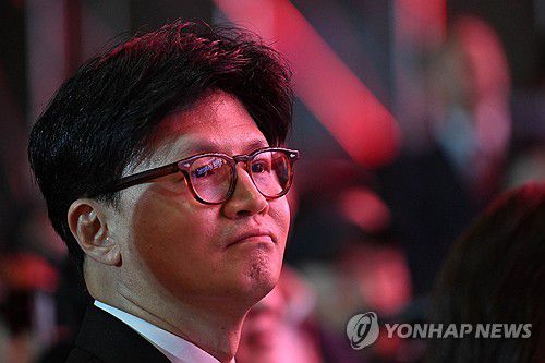 수락연설 지켜보는 한동훈 전 대표국민의힘 한동훈 전 대표가 5월 3일 경기 고양시 킨텍스에서 열린 국민의힘 전당대회에서 국민의힘 대선 후보로 선출된 김문수 후보의 수락 연설을 지켜보고 있다. [연합뉴스 자료사진]