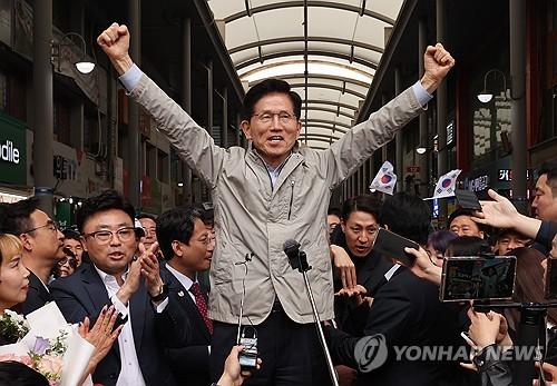 주먹 불끈 쥔 김문수(포항=연합뉴스) 서명곤 기자 = 국민의힘 김문수 대선 후보가 6일 경북 포항시 죽도시장을 찾아 주먹을 불끈 쥐고 시민들에게 인사하고 있다. 2025.5.6 seephoto@yna.co.kr