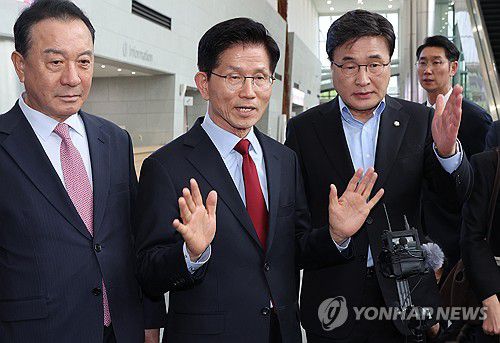 일정 중단 선언하는 김문수 후보(경주=연합뉴스) 서명곤 기자 = 국민의힘 김문수 대선 후보가 지난 6일 아시아태평양경제협력체(APEC) 회의장인 경북 경주시 경주화백컨벤션센터에서 무소속 한덕수 대선 예비후보와의 단일화 압박에 반발하며 후보 일정 중단을 선언하고 있다. 김 후보 양 옆으로는 엄태영·김대식 의원. 2025.5.6 seephoto@yna.co.kr