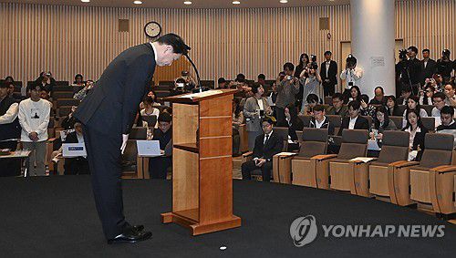 대국민 사과하는 최태원 회장(서울=연합뉴스) 서명곤 기자 = 최태원 SK그룹 회장이 7일 서울 중구 SKT타워에서 열린 유심 정보 유출 관련 일일 브리핑에 참석, SK텔레콤에서 일어난 해킹 피해에 대해 고개 숙여 대국민 사과를 하고 있다. 2025.5.7 [공동취재] seephoto@yna.co.kr