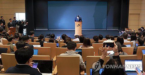 고개숙인 최태원 회장(서울=연합뉴스) 서명곤 기자 = 최태원 SK그룹 회장이 7일 서울 중구 SKT타워에서 열린 유심 정보 유출 관련 일일 브리핑에 참석, SK텔레콤에서 일어난 해킹 피해에 대해 고개 숙여 사과하고 있다. 2025.5.7 [공동취재] seephoto@yna.co.kr