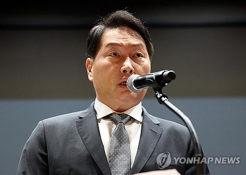 최태원 "SKT 해킹사태 뼈아프게 반성"(서울=연합뉴스) 서명곤 기자 = 최태원 SK그룹 회장이 7일 서울 중구 SKT타워에서 열린 유심 정보 유출 관련 일일 브리핑에 참석, SK텔레콤에서 일어난 해킹 피해에 대해 사과하고 있다. 2025.5.7 [공동취재] seephoto@yna.co.kr