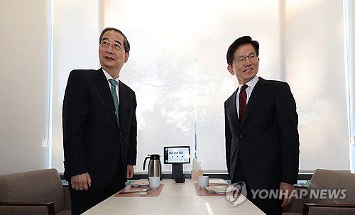 김문수-한덕수 대선 단일화 위한 회동(서울=연합뉴스) 황광모 기자 = 국민의힘 김문수 대선후보와 무소속 한덕수 대선 예비후보가 7일 서울 종로구의 한 식당에서 후보 단일화 관련 회동을 하고 있다. 2025.5.7 hkmpooh@yna.co.kr