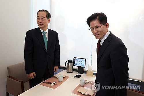 '단일화 회동'하는 김문수 후보와 한덕수 예비후보(서울=연합뉴스) 황광모 기자 = 국민의힘 김문수 대선후보(오른쪽)와 무소속 한덕수 대선 예비후보가 7일 서울 종로구의 한 식당에서 후보 단일화 관련 회동을 하고 있다. 2025.5.7 [공동취재] hkmpooh@yna.co.kr