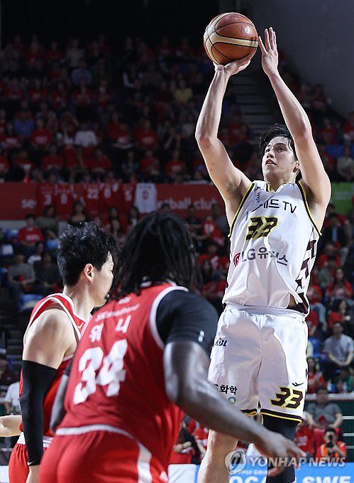 칼 타마요 '슛이야'(서울=연합뉴스) 김성민 기자 = 7일 서울 잠실학생체육관에서 열린 2024-2025 KCC 프로농구 챔피언결정전 서울 SK 나이츠와 창원 LG 세이커스의 경기. 창원 LG 칼 타마요가 슛 시도를 하고 있다.  2025.5.7 ksm7976@yna.co.kr