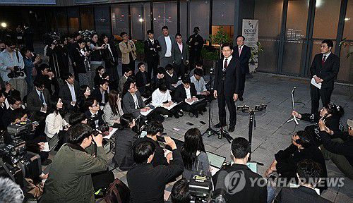 김문수-한덕수, '단일화 담판' 결렬(서울=연합뉴스) 황광모 기자 = 국민의힘 김문수 대선 후보가 7일 서울 종로구의 한 식당에서 무소속 한덕수 대선 예비후보와 후보 단일화 관련 회동을 마친 뒤 브리핑을 하고 있다.      국민의힘 김 후보와 무소속 한 예비후보는 후보 단일화 논의를 이날 위해 만났지만, 합의된 사항 없이 끝났다. 2025.5.7 [공동취재] hkmpooh@yna.co.kr