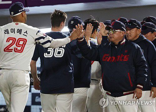 승리의 기쁨 나누는 롯데 선수들(부산=연합뉴스) 강선배 기자 = 7일 부산 사직야구장에서 열린 프로야구 2025 신한 SOL 뱅크 KBO리그 SSG 샌더스와 롯데 자이언츠의 경기. SSG를 6대2로 누르고 승리한 롯데 선수들이 기쁨을 나누고 있다. 2025.5.7 sbkang@yna.co.kr