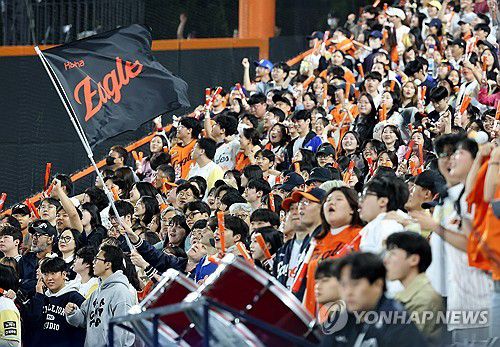 한화 이글스 팬들의 '환호'(대전=연합뉴스) 배재만 기자 = 7일 대전 한화생명볼파크에서 열린 프로야구 2025 신한 SOL 뱅크 KBO리그 삼성 라이온즈와 한화 이글스의 경기에서 한화 이글스 팬들이 한화 득점에 환호하고 있다. 2025.5.7 scoop@yna.co.kr