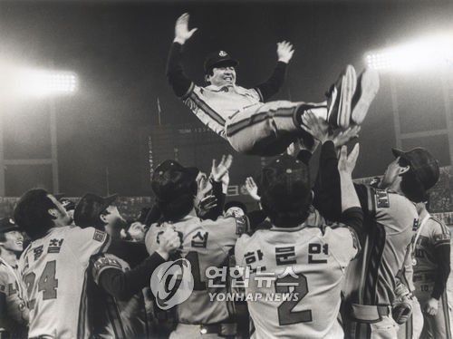 1984년 첫 한국시리즈 정상에 오른 롯데[연합뉴스 자료사진]