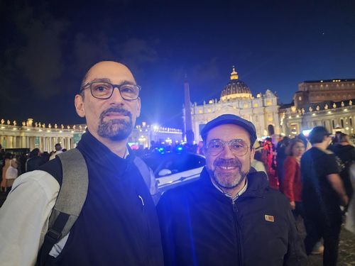 연합뉴스와 인터뷰한 보나파티 씨(바티칸=연합뉴스) 신창용 특파원 = 7일(현지시간) 바티칸에서 진행된 콘클라베 첫날, 새 교황 선출에 실패한 뒤 안드레아 보나파티 씨(오른쪽)가 연합뉴스와 인터뷰 뒤 사진 촬영에 응하고 있다. 2025.05.07 changyong@yna.co.kr