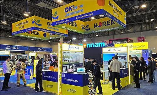 전남도, CES 2025에서 AI·메타버스 기술 선보여(서울=연합뉴스) 전남도가 미국 라스베이거스에서 열린 세계 최대 정보기술·가전 전시회 CES 2025에서 15개 기업이 인공지능, 메타버스, 재생에너지 등 다양한 첨단 기술을 선보였다고 10일 밝혔다. 사진은 CES 2025 전남관 부스. 2025.1.10 [전남관 제공. 재판매 및 DB 금지]     photo@yna.co.kr (끝)