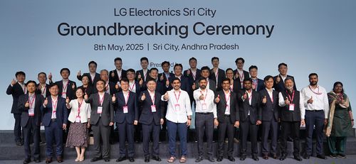 LG전자 인도 안드라프라데시주 스리시티 가전공장 착공식(서울=연합뉴스) LG전자가 8일(현지시간) 인도 스리시티에서 3번째 현지 가전공장 착공식을 열었다. 맨 아랫줄 왼쪽에서 5번째부터 LG전자 이재성 ES사업본부장(부사장), 류재철 HS사업본부장(사장), 나라 로케시(Nara Lokesh) 주 인적자원개발부 장관. 2025.5.8 [LG전자 제공. 재판매 및 DB 금지]