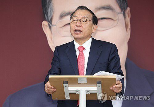 취재진 질문에 답하는 이정현 대변인    (서울=연합뉴스) 김성민 기자 = 무소속 한덕수 대통령선거 예비후보 캠프 이정현 대변인이 7일 서울 영등포구 한 후보 캠프 사무실에서 한 후보의 기자회견이 끝난 뒤 취재진 질문에 답하고 있다. 2025.5.7     ksm7976@yna.co.kr (끝)