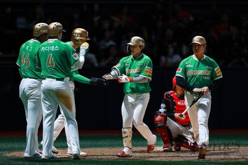 홈에 들어와 축하받는 김태진[키움 히어로즈 제공. 재판매 및 DB 금지]