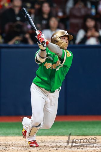 타구를 눈으로 좇는 김태진[키움 히어로즈 제공. 재판매 및 DB 금지]