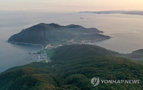 가덕도 연대봉에서 바라본 가덕도신공항 예정 부지[촬영 손형주]