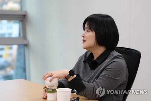 연합뉴스와 인터뷰 중인 김미영 1형 당뇨 환우회 대표 [촬영 윤성우]