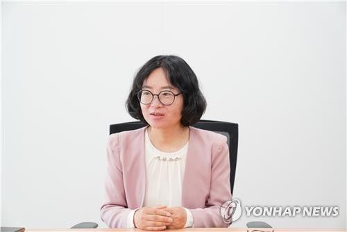 연합뉴스와 인터뷰 중인 김민정 한국미혼모가족협회 대표[촬영 이은도]