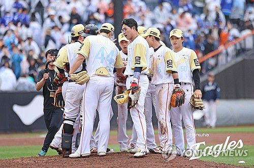 단독 선두로 나선 한화 선수단[한화 이글스 제공. 재판매 및 DB 금지] photo@yna.co.kr