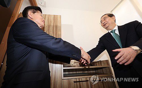 김문수-한덕수 대선 단일화 위한 회동(서울=연합뉴스) 황광모 기자 = 국민의힘 김문수 대선후보와 무소속 한덕수 대선 예비후보가 7일 서울 종로구의 한 식당에서 후보 단일화 관련 회동을 하기 전 악수하고 있다. 2025.5.7 hkmpooh@yna.co.kr