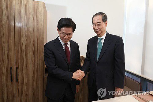 악수하는 김문수 후보와 한덕수 예비후보(서울=연합뉴스) 황광모 기자 = 국민의힘 김문수 대선후보(왼쪽)와 무소속 한덕수 대선 예비후보가 7일 서울 종로구의 한 식당에서 후보 단일화 관련 회동을 하기 전 악수하고 있다. 2025.5.7 [공동취재] hkmpooh@yna.co.kr